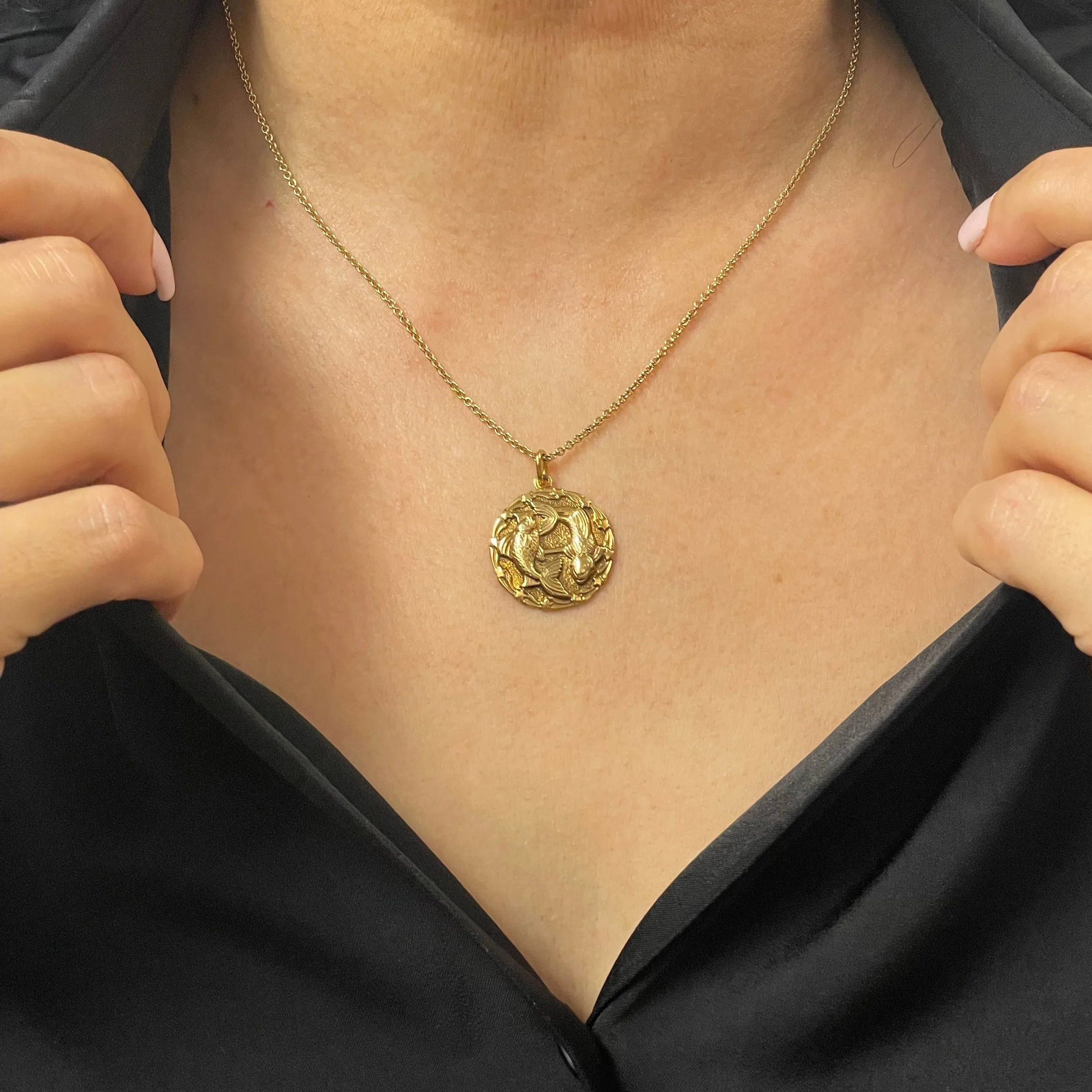 Vintage solid 10k gold Pisces zodiac charm